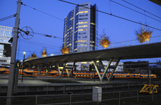 903007 Gezicht op de Moreelsebrug over het Centraal Station te Utrecht, tijdens de schemering, met verlichte bomen en ...